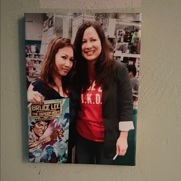 #0591+ Bruce Lee Black/Gold Hardcover Book by Shannon Lee ( Bruce Lee Daughter) - Picture 9 of 9